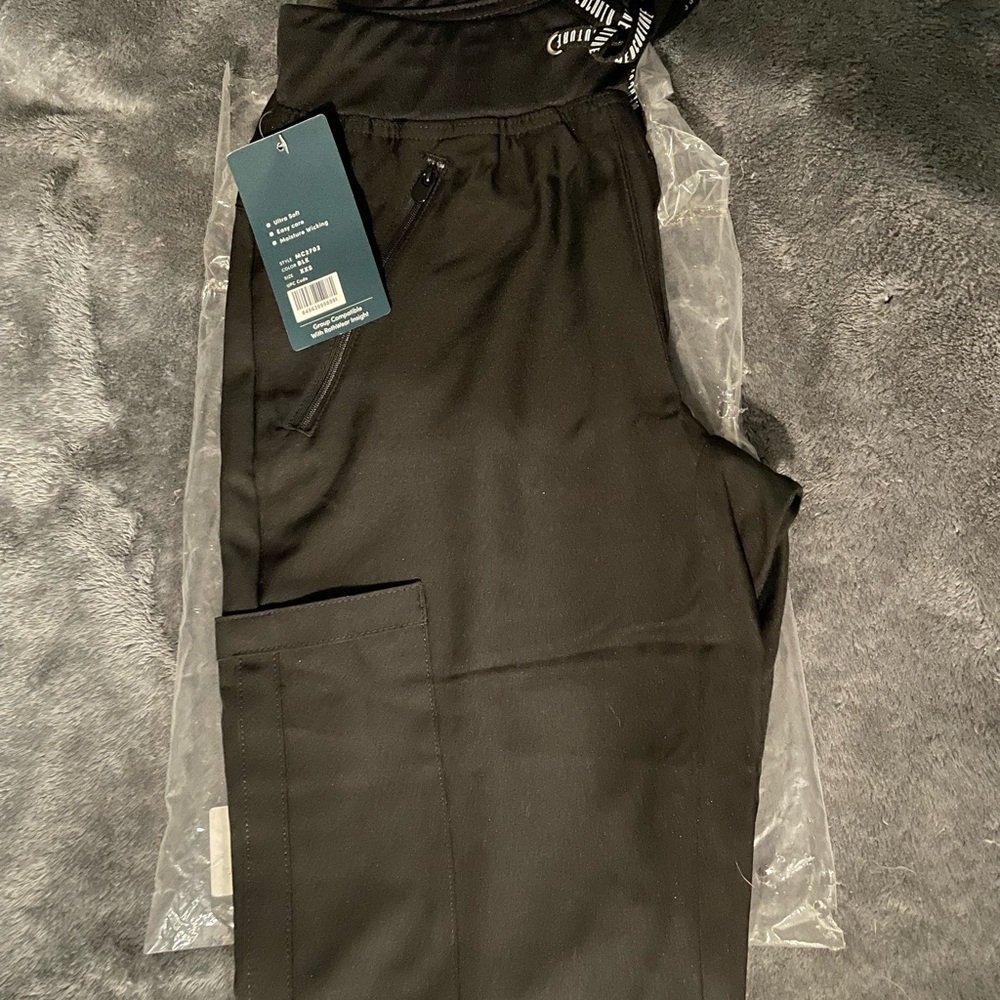 Women’s med couture wide led black scrubs